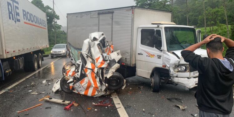 [Fotos] Carro fica totalmente amassado e motorista morre em engavetamento na BR-376, no Paraná
