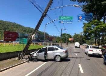 Mulher bate carro contra poste em Jaraguá do Sul