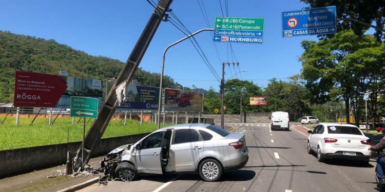 Mulher bate carro contra poste em Jaraguá do Sul
