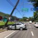 Mulher bate carro contra poste em Jaraguá do Sul