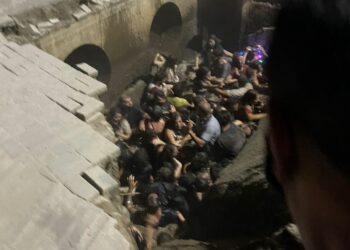 Calçada desaba e pessoas caem em rio de Joinville