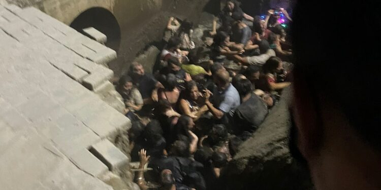 Calçada desaba e pessoas caem em rio de Joinville