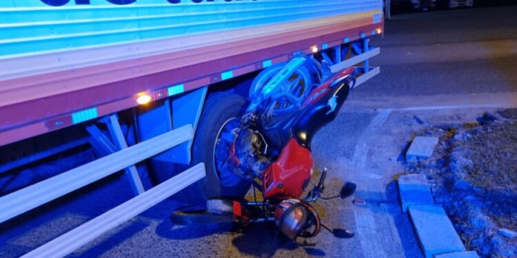 Motociclista fica ferido após colisão contra caminhão em Massaranduba