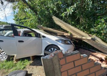 Carro destrói ponto de ônibus em acidente na SC-108 em Guaramirim