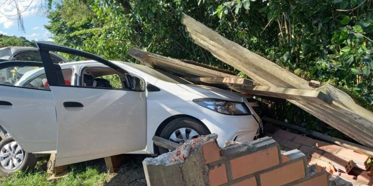 Carro destrói ponto de ônibus em acidente na SC-108 em Guaramirim