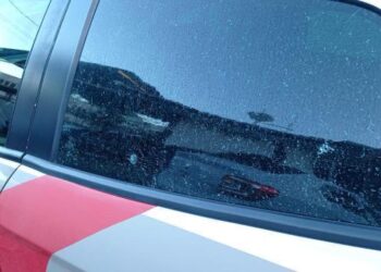 Festa de casamento acaba após convidados tacarem pedras em viatura da PM em Jaraguá