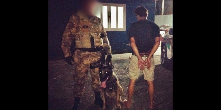 Homem que furtou carro é encontrado embaixo da cama em Guaramirim