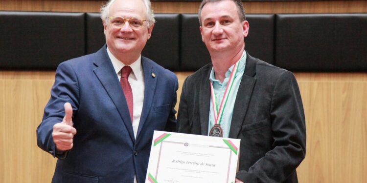 Médico que atuou no enfrentamento da pandemia em Jaraguá do Sul é homenageado