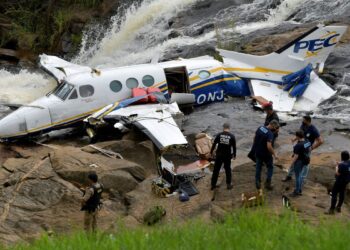 Avião onde estava Marília Mendonça é retirado do local onde caiu em Minas