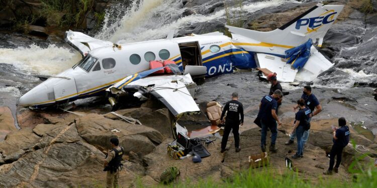 Avião onde estava Marília Mendonça é retirado do local onde caiu em Minas