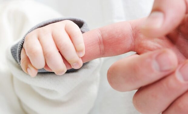 Carro desvia para não bater em bebê engatinhando em rodovia catarinense