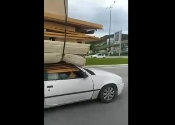 [Vídeo] Carro lotado de móveis até o teto é flagrado em SC