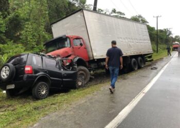 Quatro morrem em acidente entre carro e caminhão