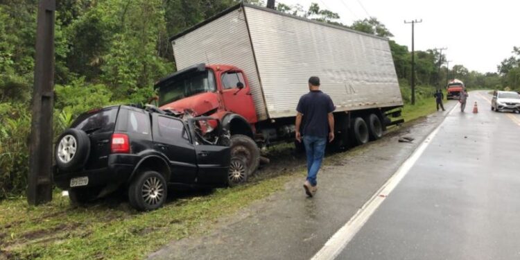 Quatro morrem em acidente entre carro e caminhão