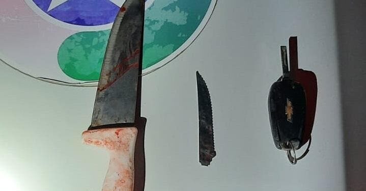 Homem tenta beijar vizinha à força, a esfaqueia e é espancado por multidão em SC