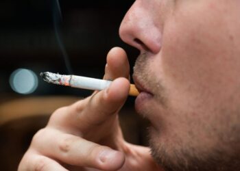 Homem é detido por perturbar seguranças após tentar fumar em casa noturna de Jaraguá