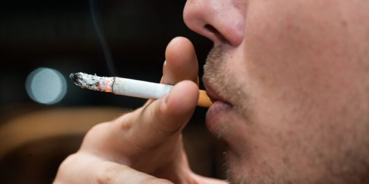 Homem é detido por perturbar seguranças após tentar fumar em casa noturna de Jaraguá