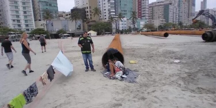 Morador de rua é encontrado em tubo do alargamento da praia em Balneário Camboriú