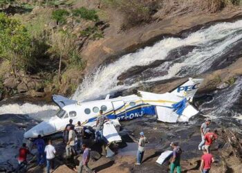 Avião com Marília Mendonça cai em Minas Gerais