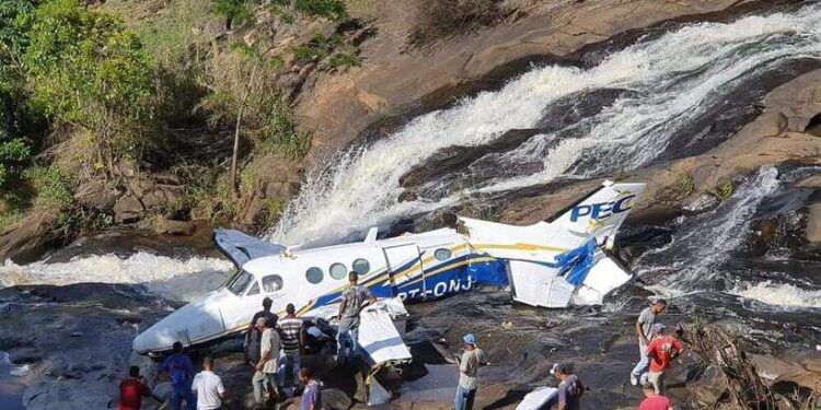 Avião com Marília Mendonça cai em Minas Gerais