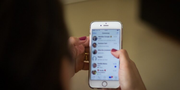 Mulher divulga nudes do ex-namorado e é indiciada em SC