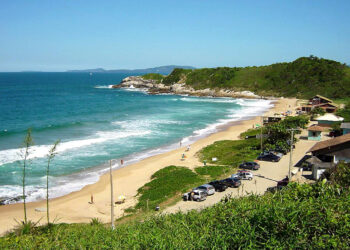 Correnteza arrasta banhistas em praia de nudismo de SC