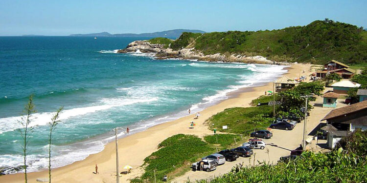 Correnteza arrasta banhistas em praia de nudismo de SC
