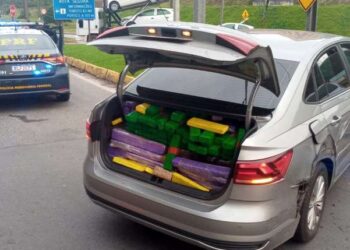 [Vídeo] Motorista tenta fugir, bate carro e é preso com 364 kg de maconha em Joinville