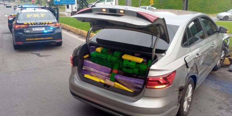 [Vídeo] Motorista tenta fugir, bate carro e é preso com 364 kg de maconha em Joinville