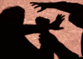 Após “fofoca”, homem flagra traição e quebra carro de amante em SC