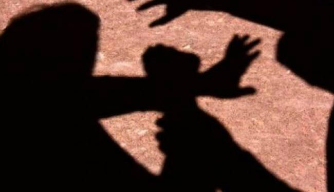 Após “fofoca”, homem flagra traição e quebra carro de amante em SC