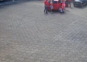 [Vídeo] Bombeiros salvam bebê de três meses que ficou engasgado com leite da mãe em SC