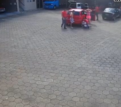 [Vídeo] Bombeiros salvam bebê de três meses que ficou engasgado com leite da mãe em SC