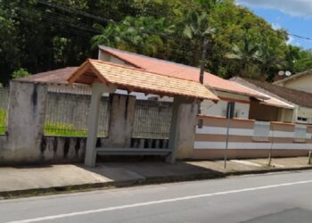 Dois bairros de Jaraguá do Sul recebem novos abrigos de passageiros