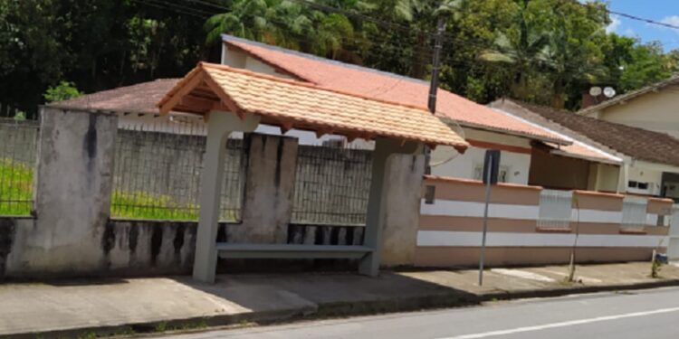 Dois bairros de Jaraguá do Sul recebem novos abrigos de passageiros