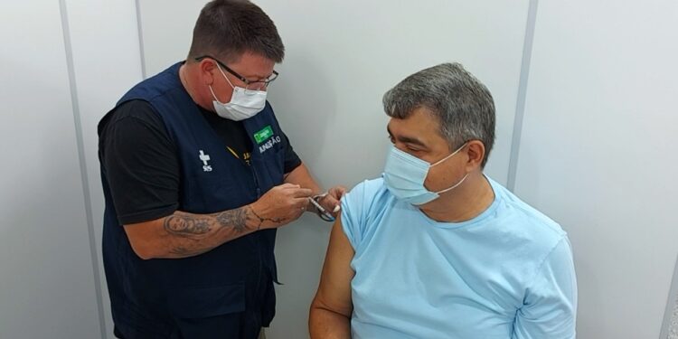 Prefeito de Jaraguá do Sul toma dose de reforço contra a Covid-19