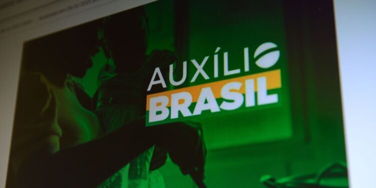 Lei que cria o Auxílio Brasil é publicada no Diário Oficial da União