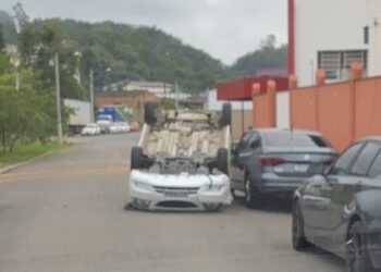 Idoso fica ferido após capotar veículo em Guaramirim