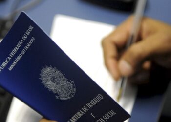 Desemprego cai para 12,1% e atinge 12,9 milhões de pessoas