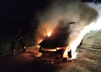 Incêndio em veículo mobiliza bombeiros de São João do Itaperiú