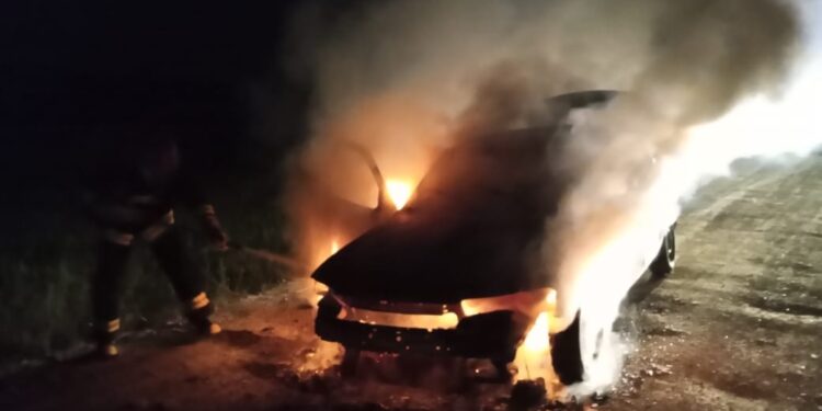 Incêndio em veículo mobiliza bombeiros de São João do Itaperiú