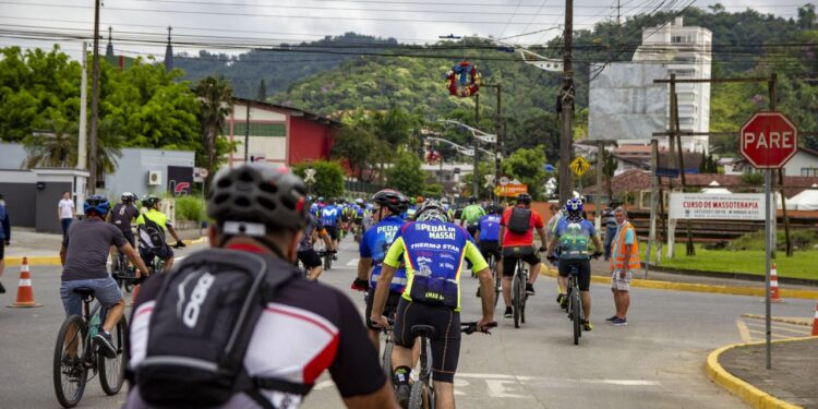 Cerca de 300 ciclistas participam do pedal do Cicloturismo em Guaramirim