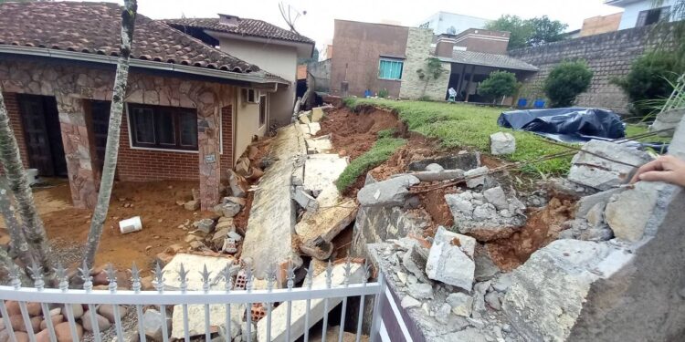 Mais de 30 casas tiveram danos no temporal deste domingo (26) em Jaraguá do Sul