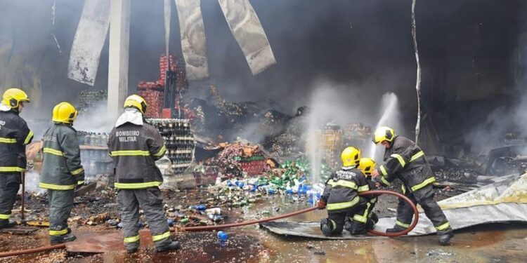 [Vídeo] Incêndio atinge supermercado em Santa Catarina