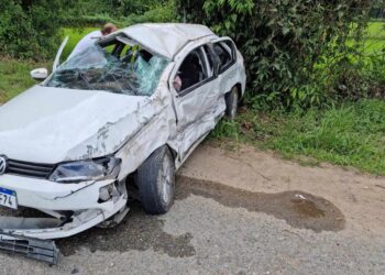 Quatro pessoas ficam feridas em acidente envolvendo dois carros e uma moto em Massaranduba