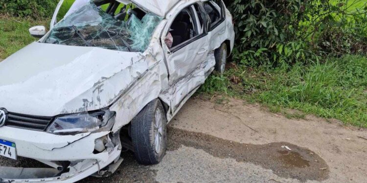 Quatro pessoas ficam feridas em acidente envolvendo dois carros e uma moto em Massaranduba