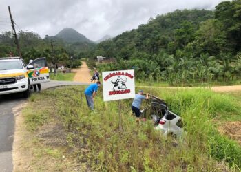 [Fotos] Carro cai em valeta na SC-110, em Jaraguá do Sul