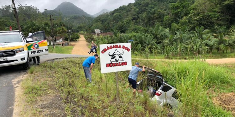 [Fotos] Carro cai em valeta na SC-110, em Jaraguá do Sul