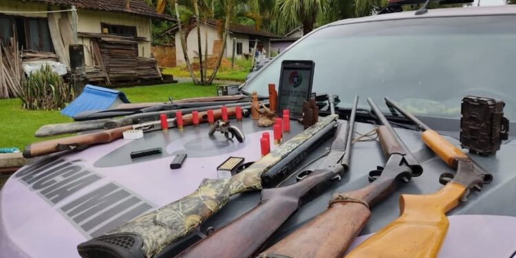 Sete armas de fogo são apreendidas e um homem é preso em Schroeder em ação de combate à caça ilegal