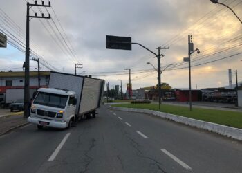 Acidente com caminhão deixa Av. Waldemar Grubba parcialmente interditada em Jaraguá do Sul